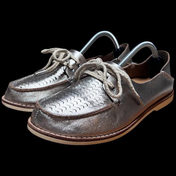 OLUKAI Moku Perf Women's Sz 7 Leather Slip On Loafer Boat Shoes Silver Metallic - Picture 1 of 16